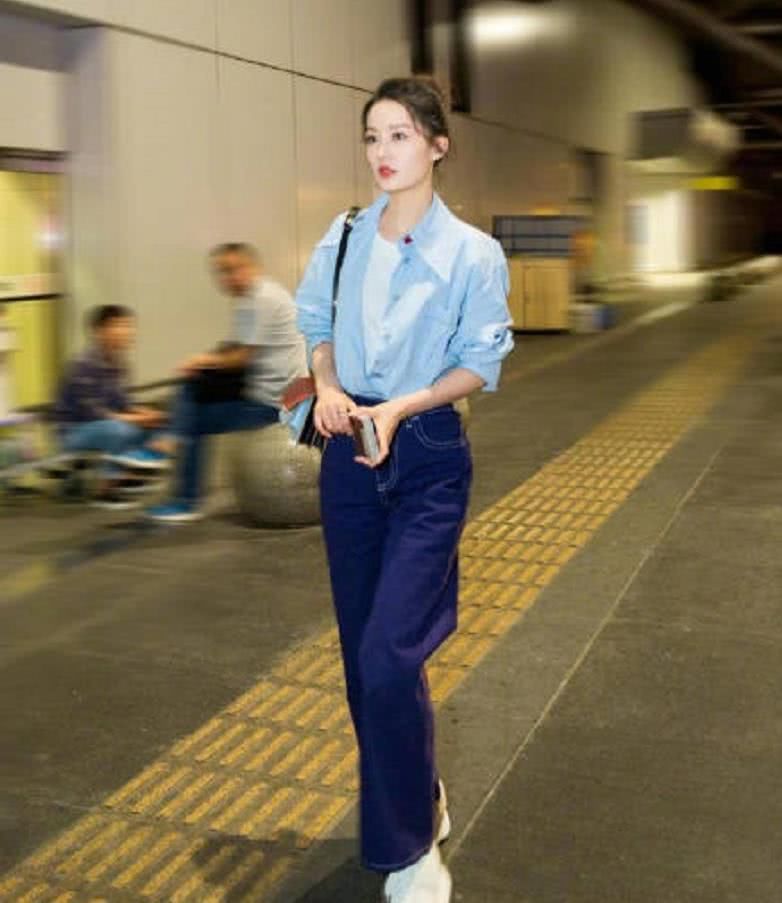 李沁是把机场当秀场了吧,竟直接顶着素颜就出门,颜值高就是任性