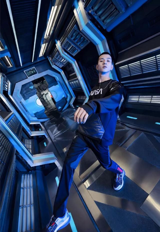  运动鞋：别再穿白色运动鞋了！2020年初春最红的10双靴子，谁穿谁漂亮！！！