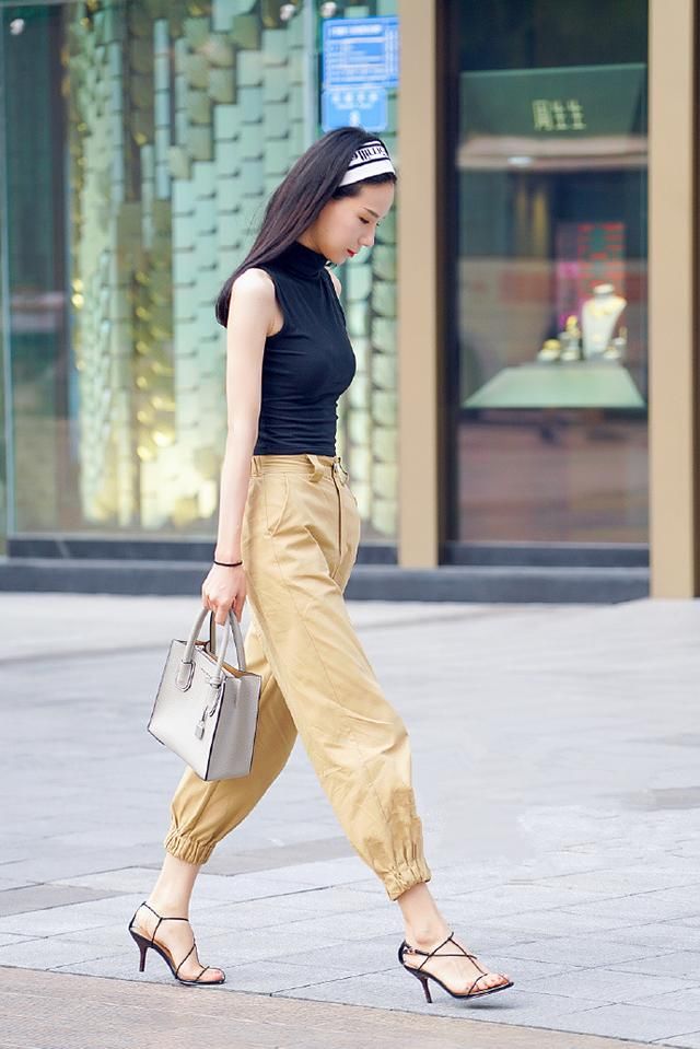 街拍,五款清凉有型的时尚穿搭,把女人味展现得淋漓尽致!