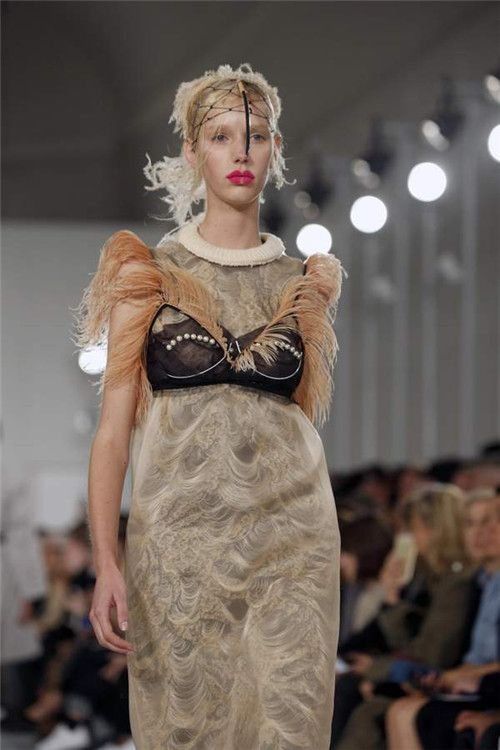 2018年时尚潮流:内衣外穿