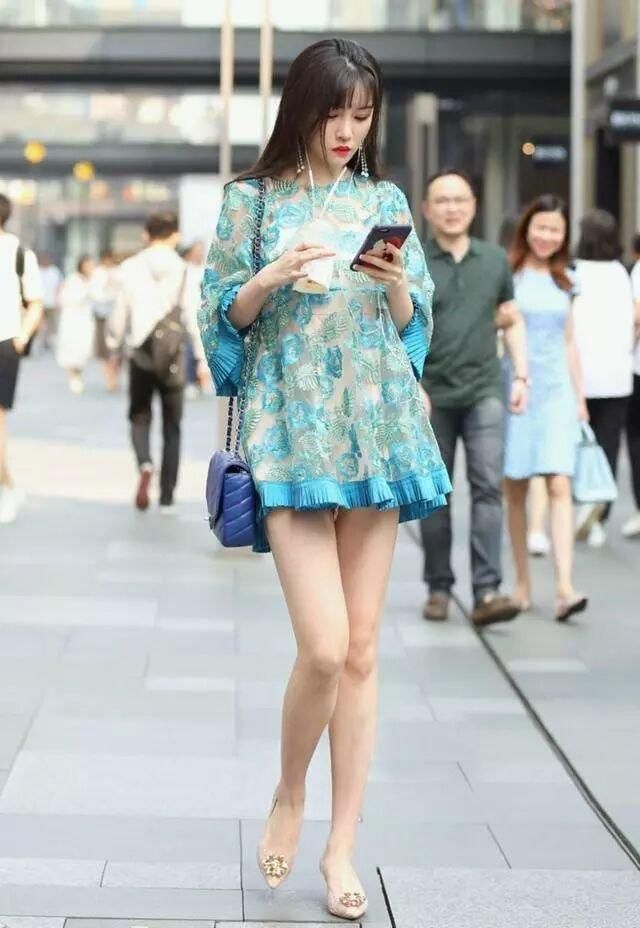 街拍:小姐姐对自己身材很自信，所以才穿得那么性感