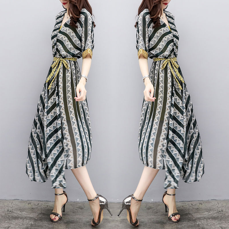 女人去海边不带内内，看看下面女人这么穿，男人见了挪不动道