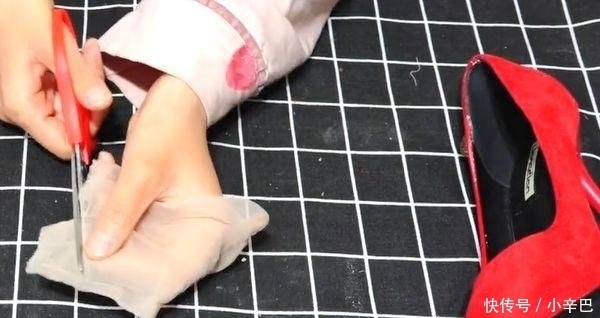 解决|丝袜剪一刀套在高跟鞋上,解决了很多女性朋友的烦恼,太实用了