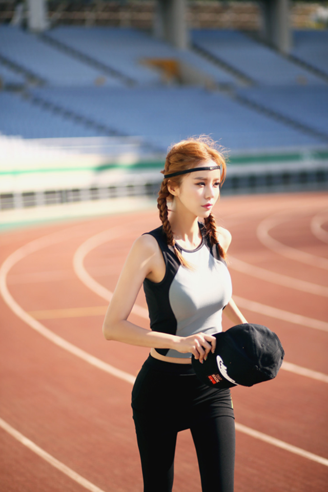 街拍：紧身裤美女运动风格的搭配，显得身材更加纤细！