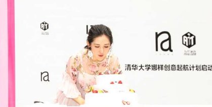 谢娜产后穿仙女裙亮相 脚上的尼龙袜配厚底凉鞋 穿出了丐帮的感觉