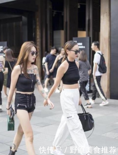 「蓝色」街拍:美女蓝色吊带长裙,长发飘飘,气质高雅