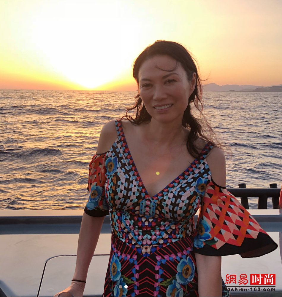 邓文迪穿深v碎花吊带难怪能推倒小27岁男友