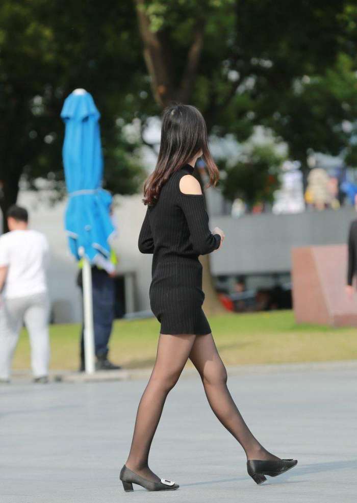 学院东街街拍: 黑丝袜美眉, 露香肩黑色包臀裙包裹出紧致的身材