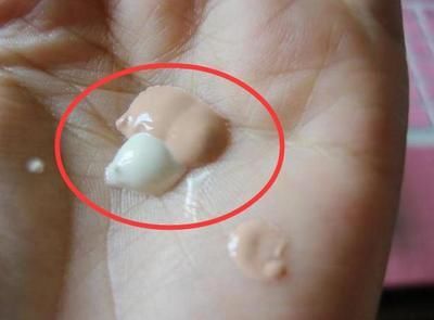 民间女中医偷偷说，药店一不值钱药膏!早晚抹!皱纹、眼袋全不找