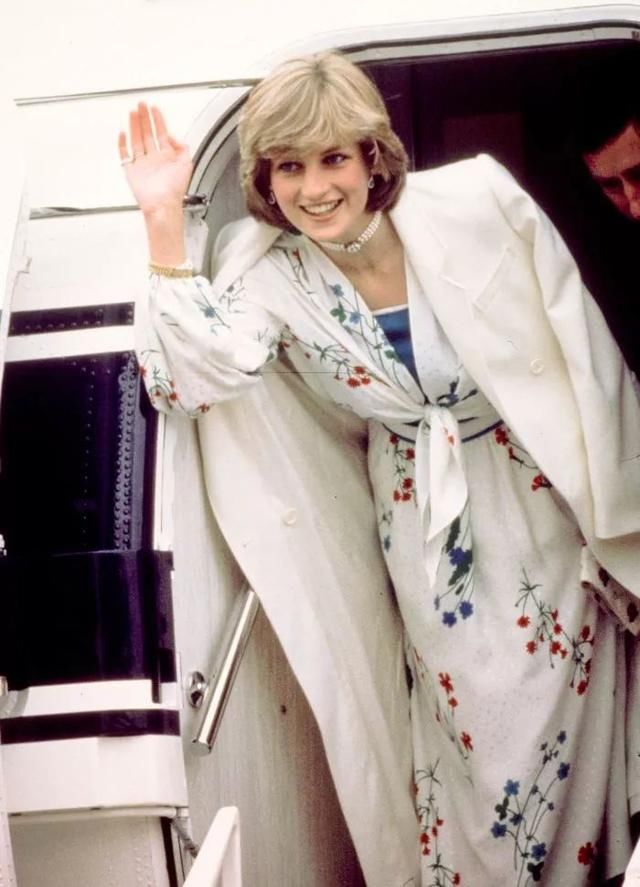 做王妃太累啦！戴安娜王妃蜜月期间换装上百件