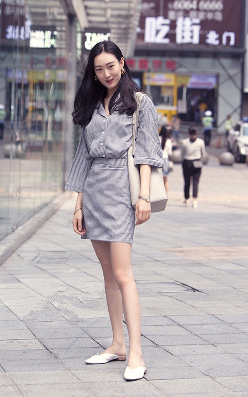 路人街拍:温文尔雅的你不需雍容华贵的服饰，素衣照样衬托你的美