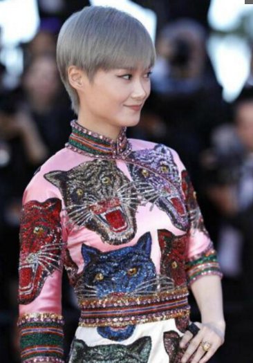 李宇春改头换面穿上旗袍高跟鞋，中年恨嫁为终身大事豁出去了