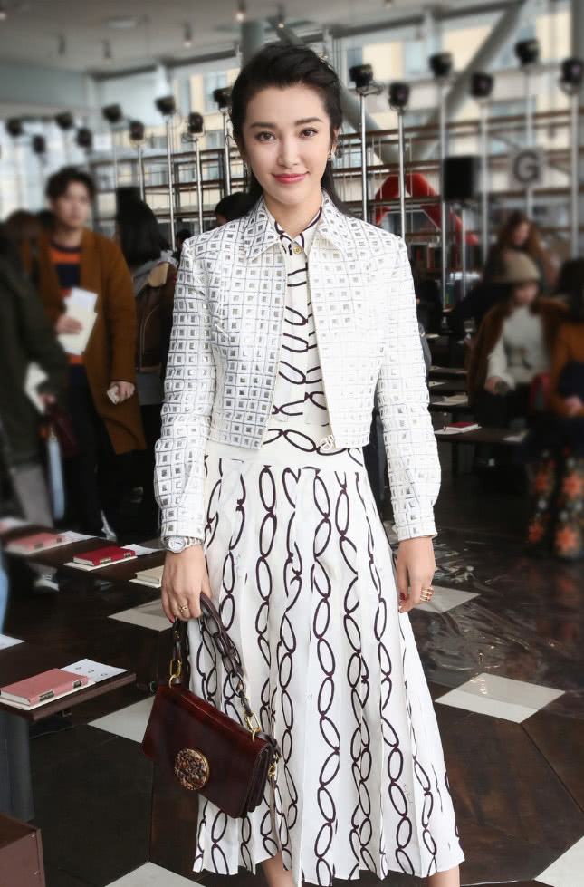 李冰冰身穿开叉长裙，大露美背好身材吸睛，举手投足女神范儿！