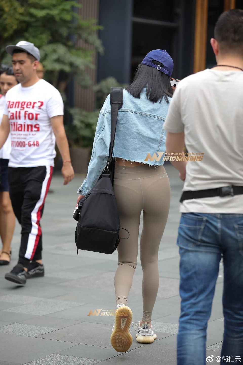 一点点街拍：小姐姐丰满的身材穿瑜伽裤很性感，穿个外套不热吗？