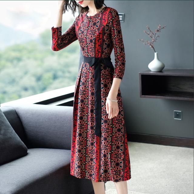 优雅过旗袍，高贵过真丝的“胭脂红”秋裙，一件比一件美丽动人