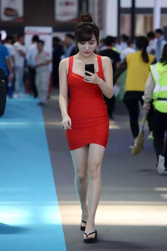 红色吊带紧身包臀裙搭配人字拖，随意休闲不凡魅力