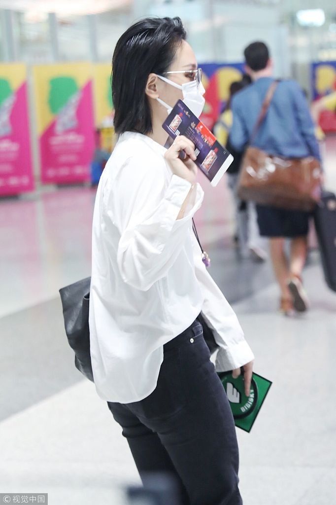 雌雄难辨！周笔畅白衣黑裤玩转中性风 架黑超梳背头帅过小鲜肉