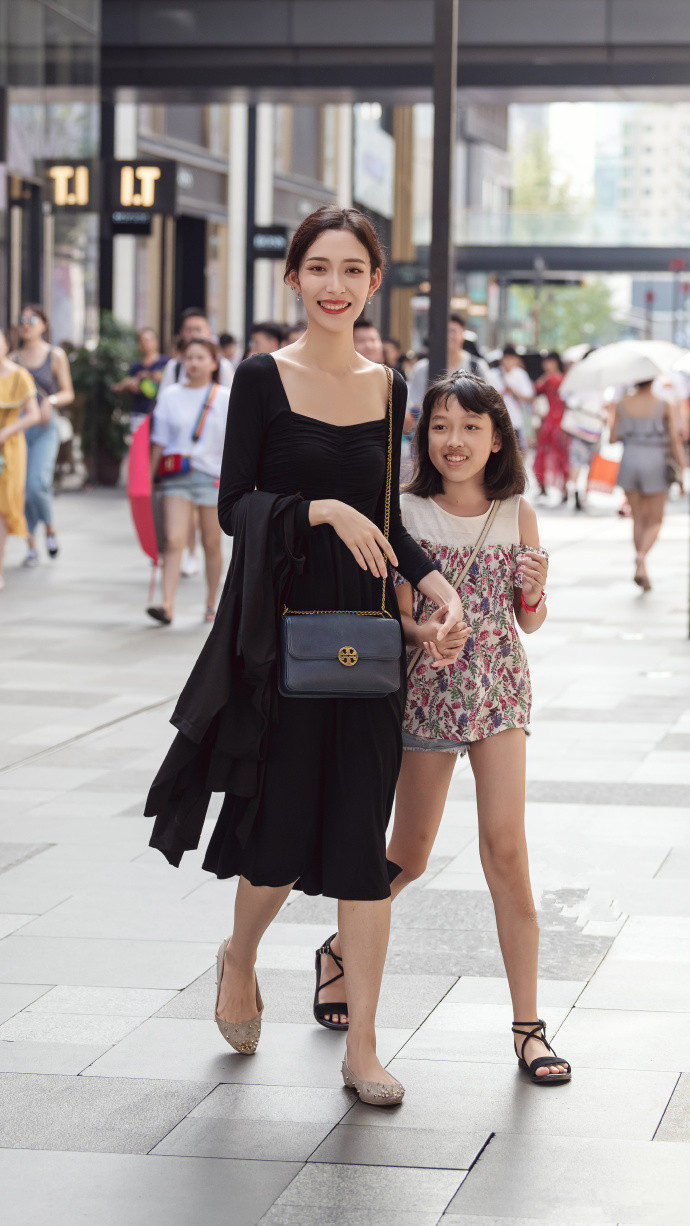 路人街拍：锁骨性感的小姐姐和长腿女儿站一起，让人眼花缭乱
