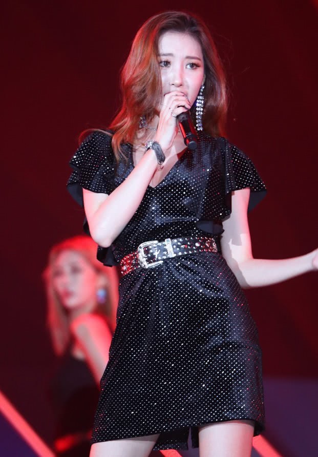 粉T搭配紧身裤还这么时尚，确认是“腿精”无疑了