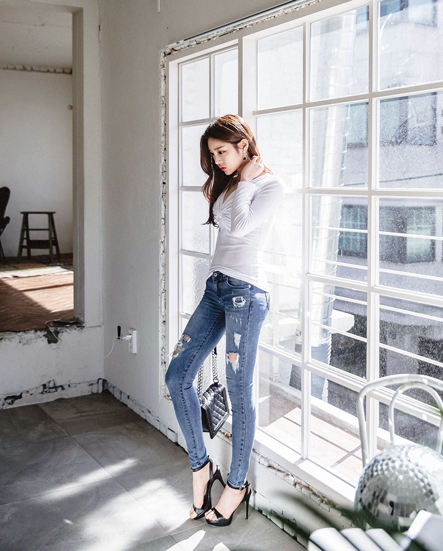 街拍:年轻活力的牛仔裤美女,秀出纤细小蛮腰,很有吸引力!