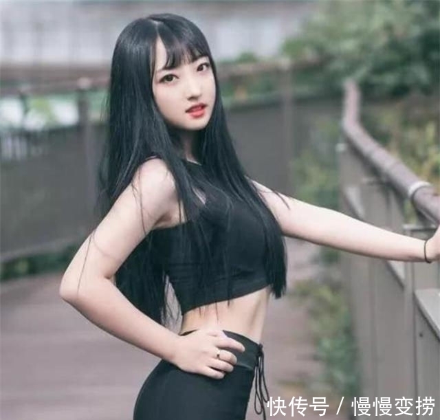  美女：路人街拍,身姿摇曳的打底裤美女,散发出女神气场!