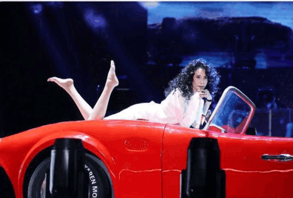 莫文蔚带来性感暴击穿衣只遮重点部位, 网友: 小蛮腰