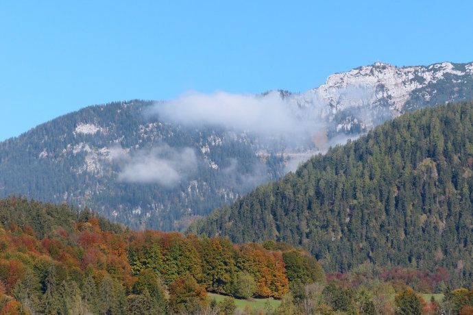 阿尔卑斯山中藏有一湖，如果说这里晴天像天堂，那阴天就像仙境