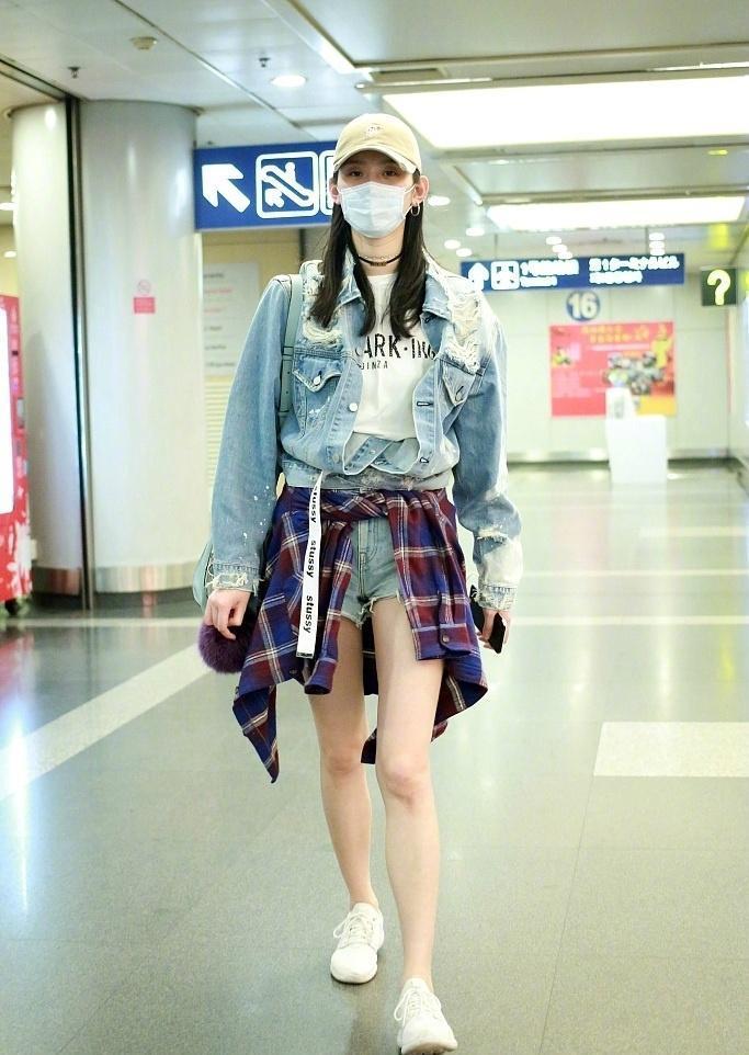 奚梦瑶还真是会玩,上身就只能遮住重点,转身的瞬间我呆了!