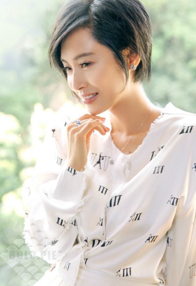 47岁朱茵优雅写真风韵犹存，妆容精致女神风范十足!