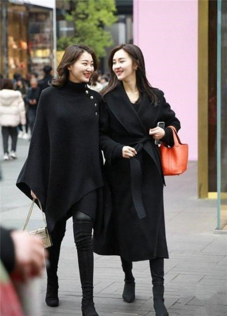 「小姐姐」街拍:小姐姐身穿碎花长裙,唯美大气,恬静优雅