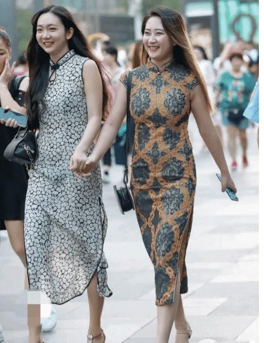  微胖■母女出门逛街，微胖型的身材穿旗袍真好看吧？