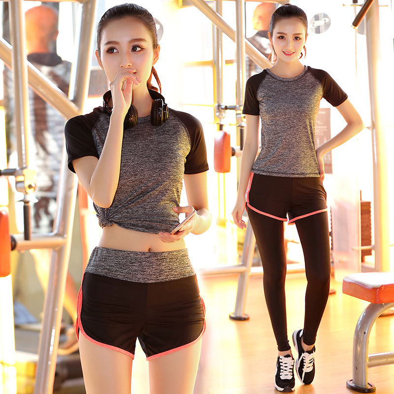 健身的女人真会穿，紧身裤与露背装，真美!回头率不是一般的高