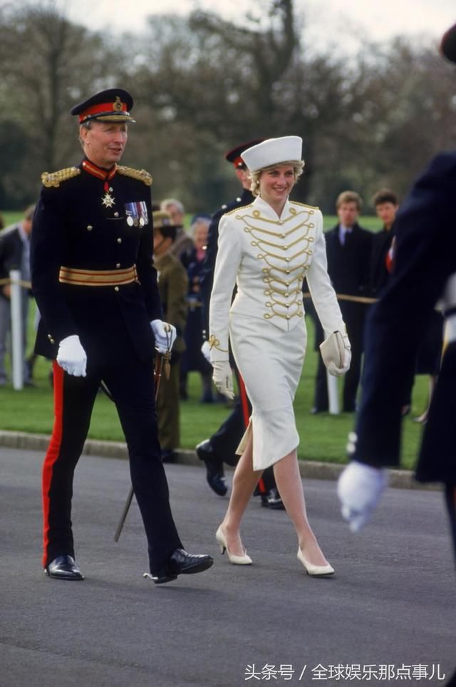 戴安娜王妃经典的复古王室造型，无可挑剔的风格，永远都让人着迷