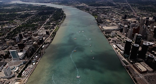 这条河底藏了无数的秘密，河里甚至不允许民众潜水