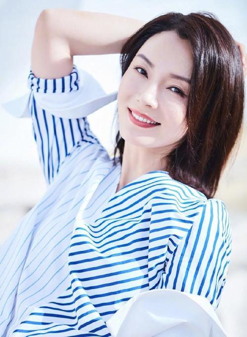 41岁的陈数身穿印花旗袍大秀好身材，古典优雅，这气质真不是盖的