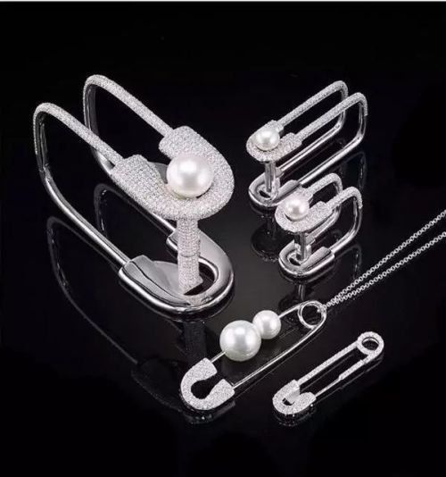 一枚全能型的“别针”珠宝凭什么引爆了时尚界?