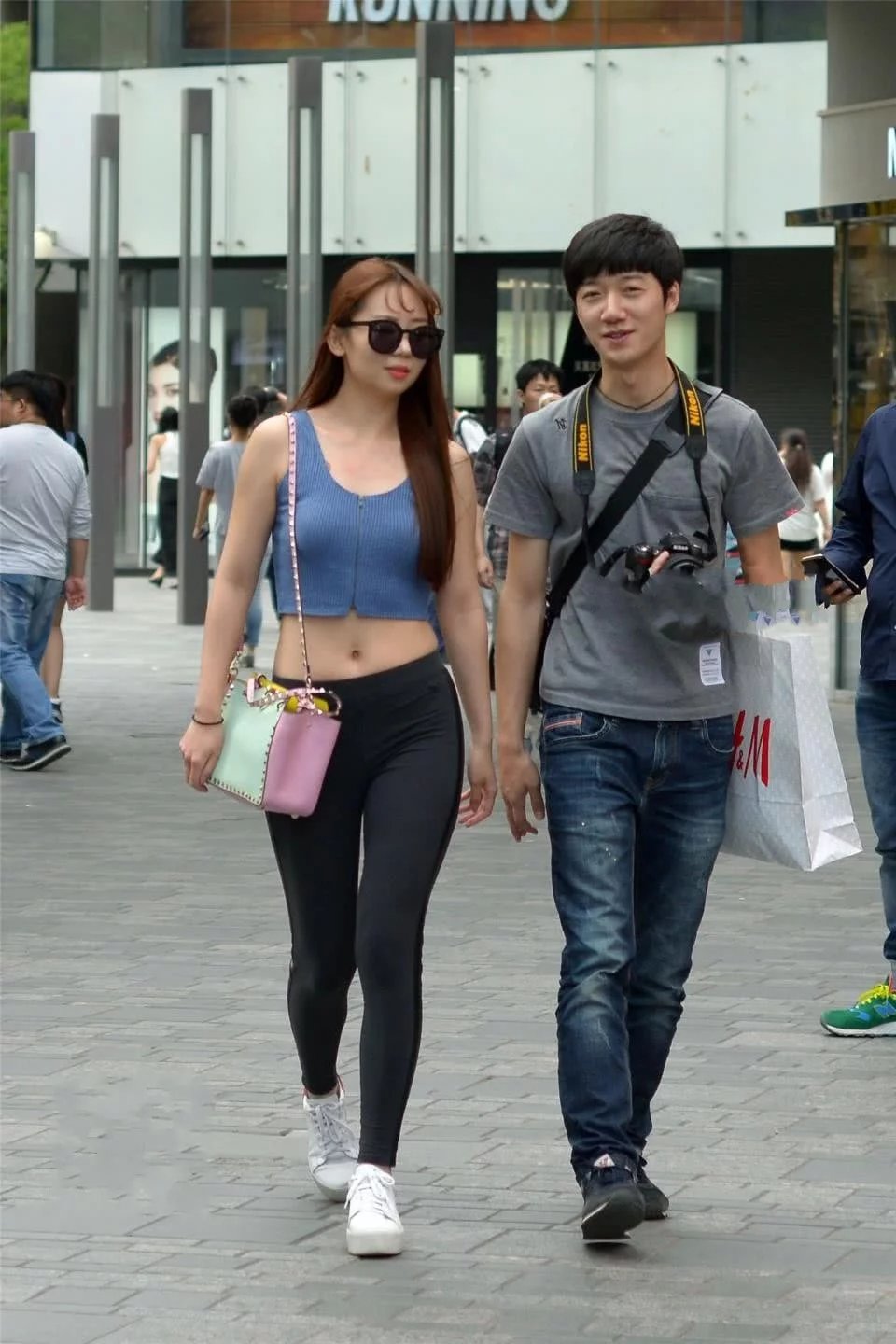 可爱的紧身裤女孩，时尚的穿搭，尽显青春活力