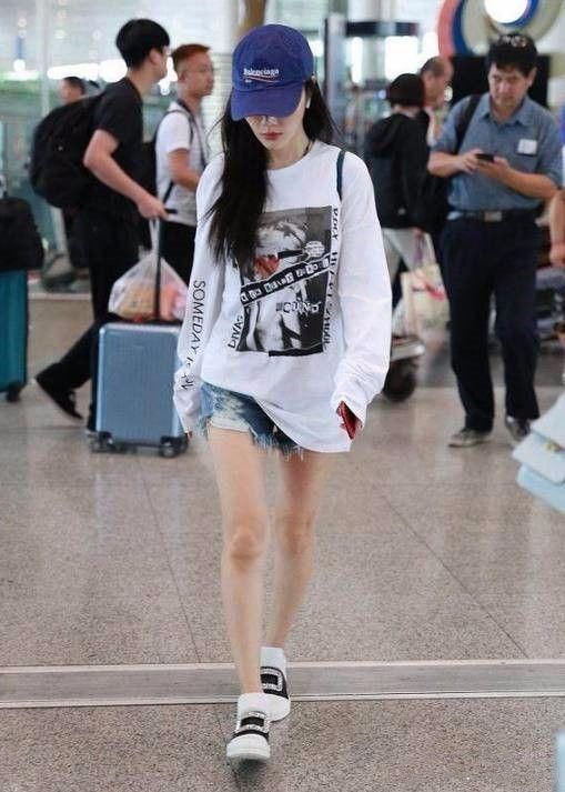 李小璐一改之前的大胆风格，走起清新少女风，网友：像甜馨姐姐！