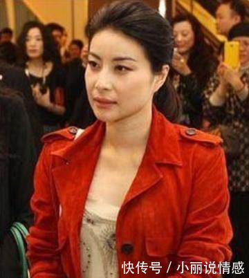 郭晶晶一改朴实风，终于穿得像名媛，网友却紧盯她胸口红斑看不停