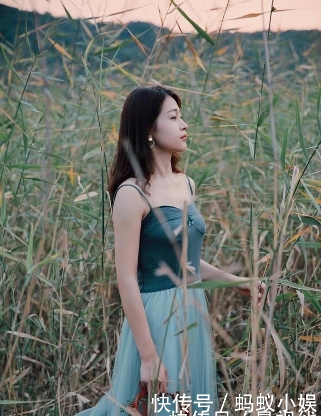 「生活」街拍美女：一袭连衣裙,天生丽质,融入自然的甜美与优雅！
