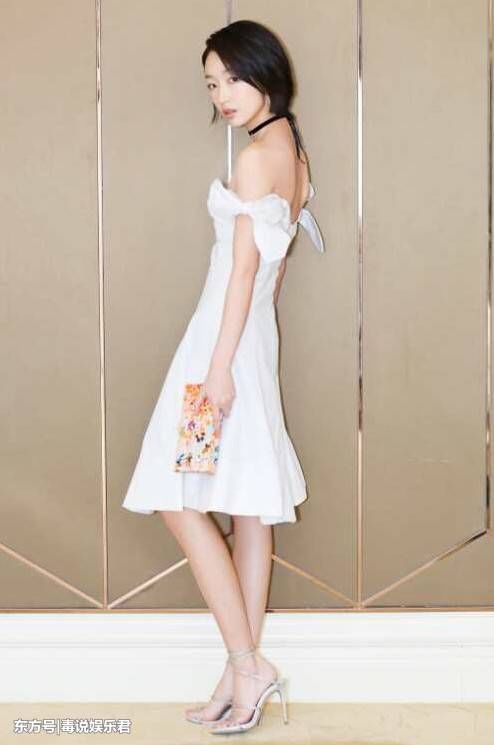 还是周冬雨厉害,抹胸裙竟穿出5年级学生的味道,真是太清纯了!
