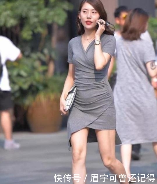 『柔美』街拍:美女身穿白色连衣裙,身姿柔美,让人心动