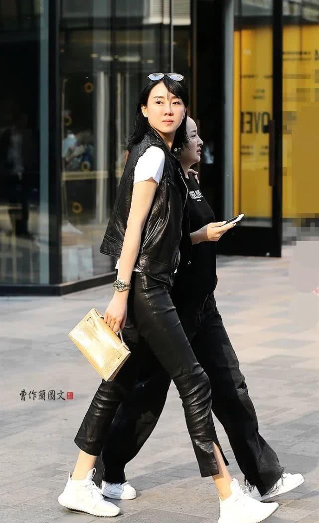  #漂亮#时尚街拍：用紧身皮裤配搭初春的漂亮美女