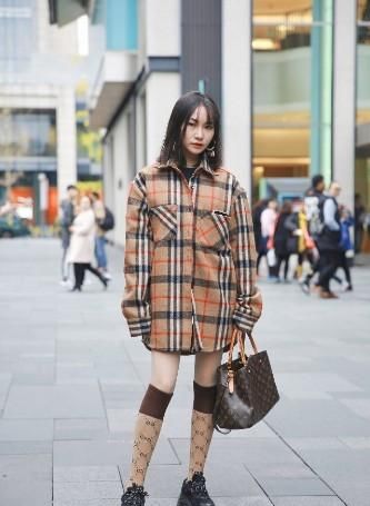  『女人味』路人街拍，小姐姐选择短裙搭配黑色长筒高跟鞋，温馨又很有女人味