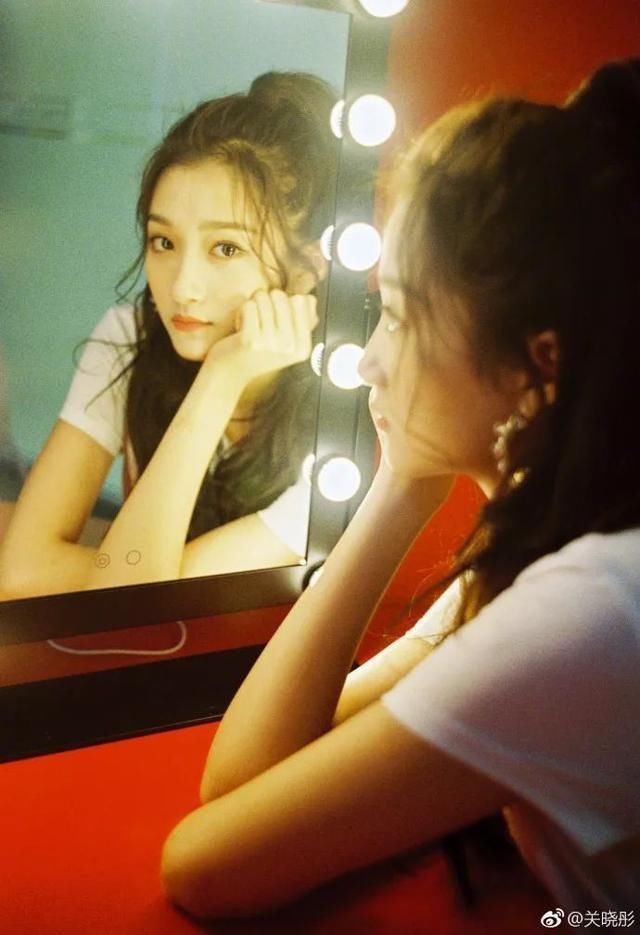 杨幂关晓彤撞衫，大10岁竟一次没输！网友：腿在气质面前不值一提