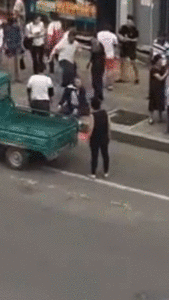 这古董盆假的吧?老人好心揭穿街头骗术 竟遭两名男子暴打