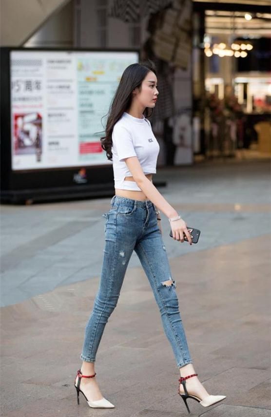 吊带背心和短裤的搭配是夏季街头出镜率很高的一种穿法