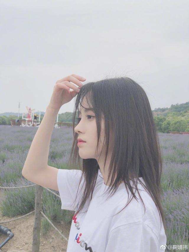 鞠婧祎真厉害! 穿的牛仔短裤好多绳子捆绑 网友: 勒得不疼吗?