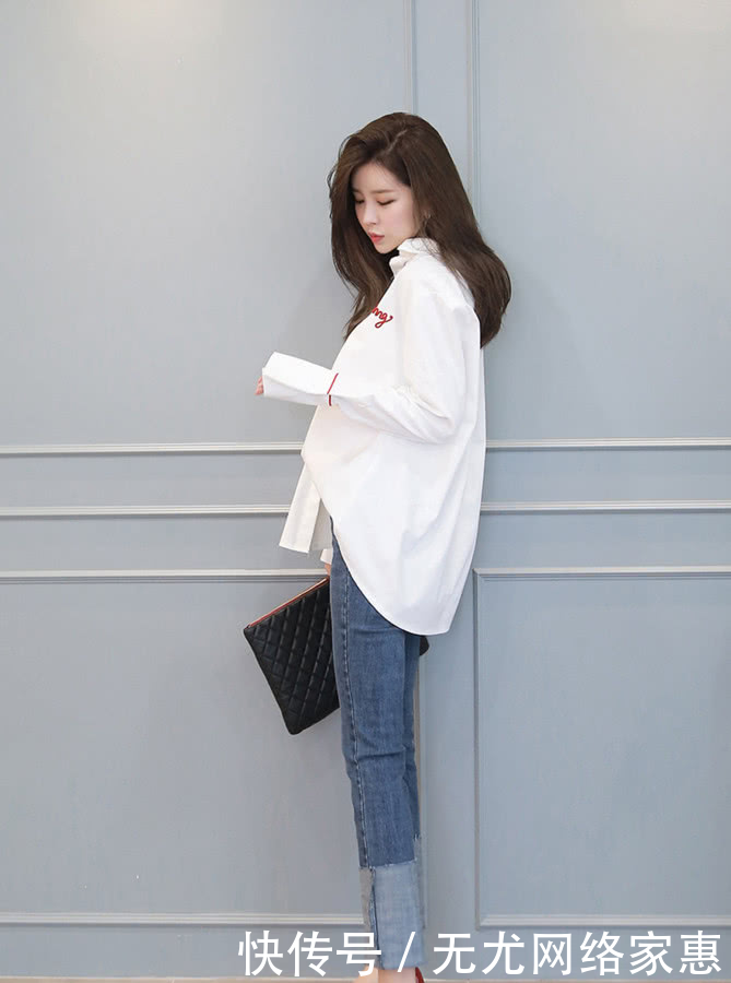  「气质」气质的牛仔裤穿搭，搭配白色休闲衬衫，学姐显得很甜美