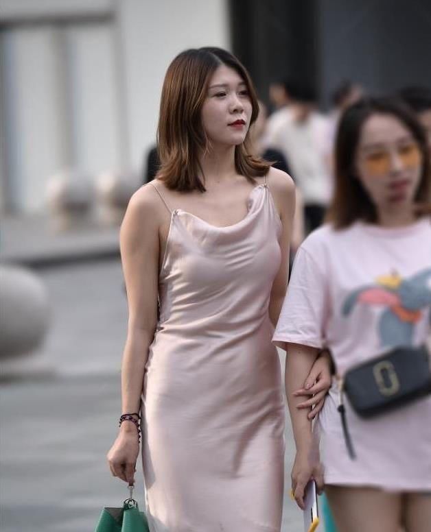 美女■美女街拍：我就想知道这样的露背连衣裙上厕所方便吗